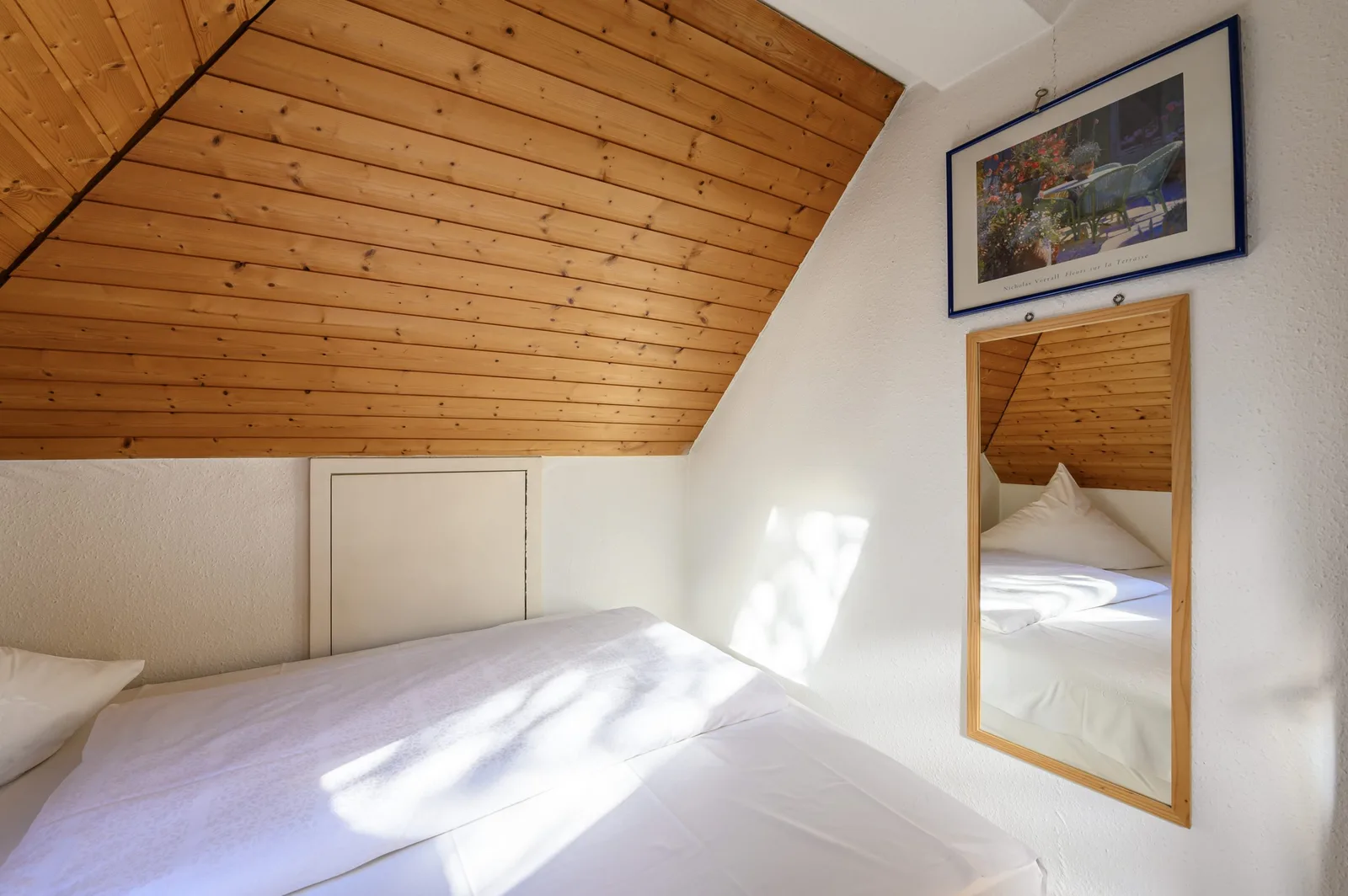 Realer Wohnbereich eines möblierten Apartments