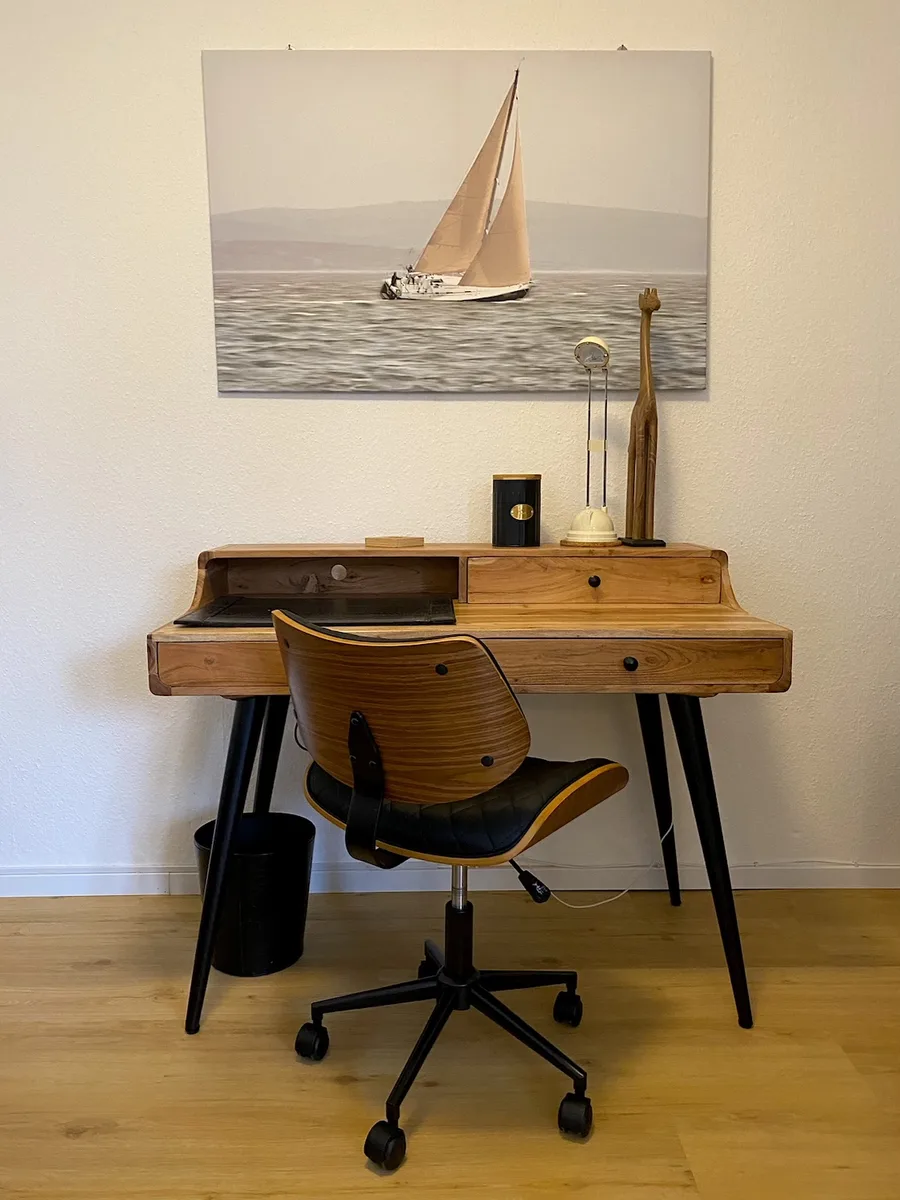 Realer Wohn- und Arbeitsbereich im Apartment